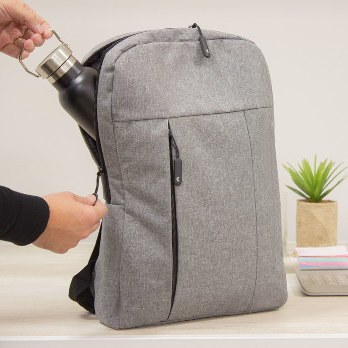 alt__promocional_publicitario_mochila_nomawalk_K6_gris_claro_contexto_2
